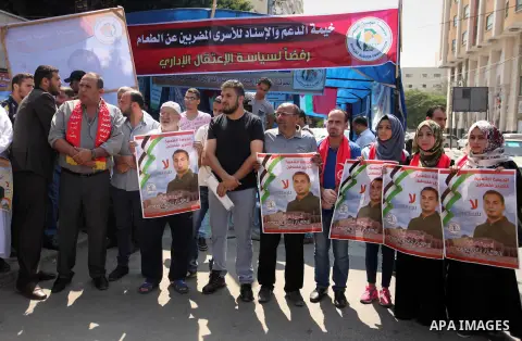 Palestinians take part in a protest demanding for the release prisoners on hunger strike in Israeli jails, in front of Red cross office, in Gaza city on Aug. 11, 2016. Photo by Ashraf Amra