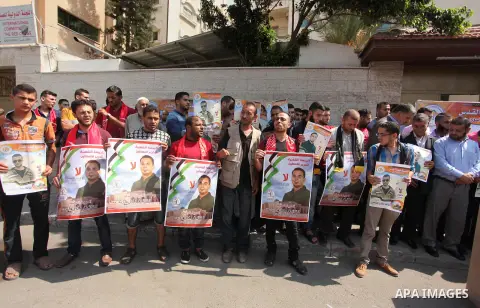 Palestinians take part in a protest demanding for the release prisoners on hunger strike in Israeli jails, in front of Red cross office, in Gaza city on Aug. 11, 2016. Photo by Ashraf Amra
