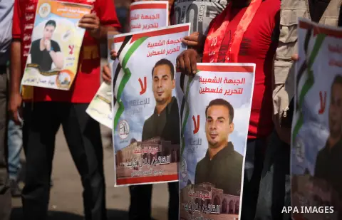 Palestinians take part in a protest demanding for the release prisoners on hunger strike in Israeli jails, in front of Red cross office, in Gaza city on Aug. 11, 2016. Photo by Ashraf Amra