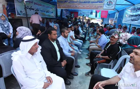 Palestinians take part in a protest demanding for the release prisoners on hunger strike in Israeli jails, in front of Red cross office, in Gaza city on Aug. 11, 2016. Photo by Ashraf Amra