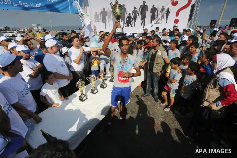 Palestinian youths take part in a marathon to mark the International Youth Day, in Gaza city, on Aug. 12, 2016. Photo by Mohammed Asad
