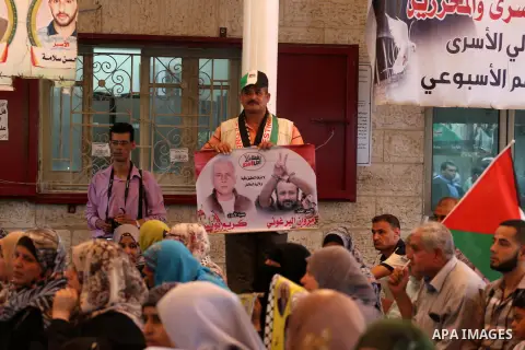 Palestinians take part in a protest demanding release the prisoners in Israeli jails, in front of Red cross office, in Gaza city on August 15, 2016. Photo by Mohammed Asad