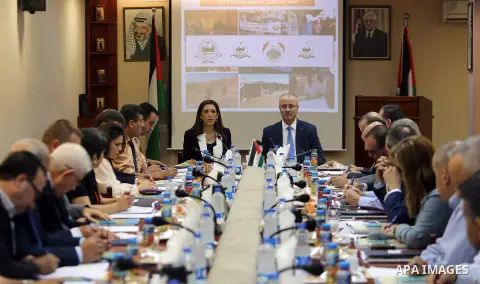 Palestinian Prime Minister, Rami hamdallah, chairs a meeting, in the West Bank city of Ramallah, on August 15, 2016. Photo by Prime Minister Office