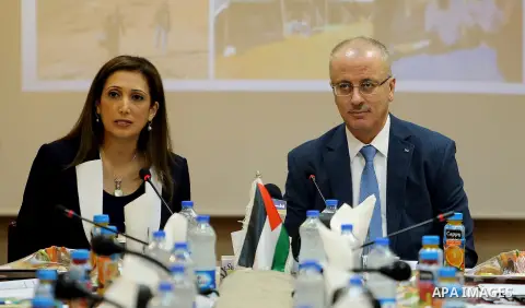 Palestinian Prime Minister, Rami hamdallah, chairs a meeting, in the West Bank city of Ramallah, on August 15, 2016. Photo by Prime Minister Office