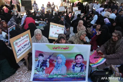 Palestinian families of martyrs take part a protest to demand their rights and salaries, in Gaza city, on August 16, 2016. Photo by Ashraf Amra
