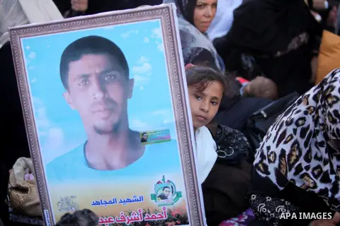 Palestinian families of martyrs take part a protest to demand their rights and salaries, in Gaza city, on August 16, 2016. Photo by Ashraf Amra