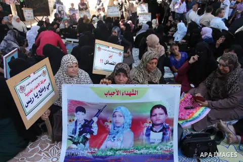 Palestinian families of martyrs take part a protest to demand their rights and salaries, in Gaza city, on August 16, 2016. Photo by Ashraf Amra