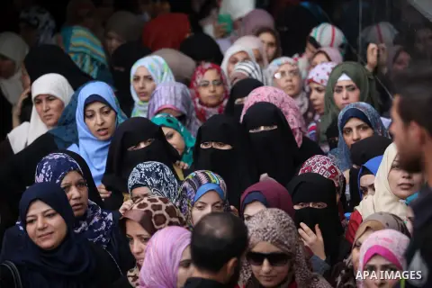 Employees of former Palestinian government in Gaza Strip wait to receive their salaries at a Post Office in Gaza city on August 17, 2016. The Emir of Qatar, Sheikh Tamim bin Hamad al-Thani, has ordered paying a total of...