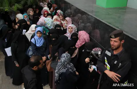Employees of former Palestinian government in Gaza Strip wait to receive their salaries at a Post Office in Gaza city on August 17, 2016. The Emir of Qatar, Sheikh Tamim bin Hamad al-Thani, has ordered paying a total of...