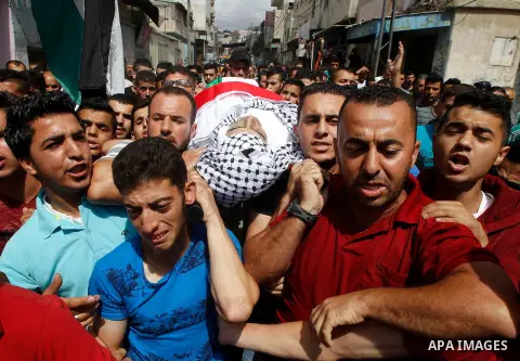 Mourners carry the body of Palestinian Mohammed Abu Hashash, who was shot dead during clashes with Israeli forces the day before, during his funeral on August 17, 2016 in the al-Fawwar Palestinian refugee camp, south of...