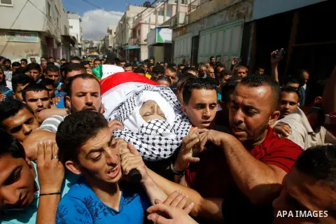 Mourners carry the body of Palestinian Mohammed Abu Hashash, who was shot dead during clashes with Israeli forces the day before, during his funeral on August 17, 2016 in the al-Fawwar Palestinian refugee camp, south of...