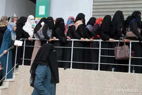 Employees of former Palestinian government in Gaza Strip wait to receive their salaries at a Post Office in Rafah in the southern Gaza strip on August 17, 2016. The Emir of Qatar, Sheikh Tamim bin Hamad al-Thani, has ord...