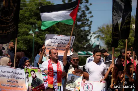 Palestinians take part in a protest demanding release the prisoners in Israeli jails, in Gaza city on August 18, 2016. Photo by Ashraf Amra