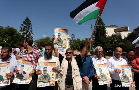 Palestinians take part in a protest demanding release the prisoners in Israeli jails, in Gaza city on August 18, 2016. Photo by Ashraf Amra