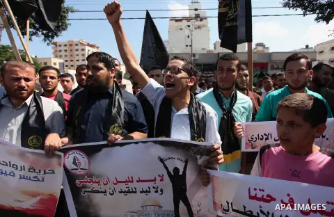 Palestinians take part in a protest demanding release the prisoners in Israeli jails, in Gaza city on August 18, 2016. Photo by Ashraf Amra