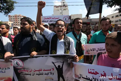 Palestinians take part in a protest demanding release the prisoners in Israeli jails, in Gaza city on August 18, 2016. Photo by Ashraf Amra