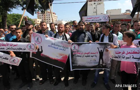 Palestinians take part in a protest demanding release the prisoners in Israeli jails, in Gaza city on August 18, 2016. Photo by Ashraf Amra