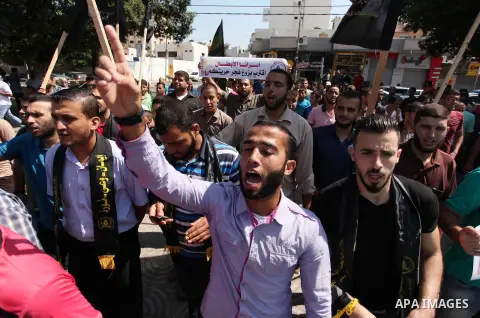 Palestinians take part in a protest demanding release the prisoners in Israeli jails, in Gaza city on August 18, 2016. Photo by Ashraf Amra