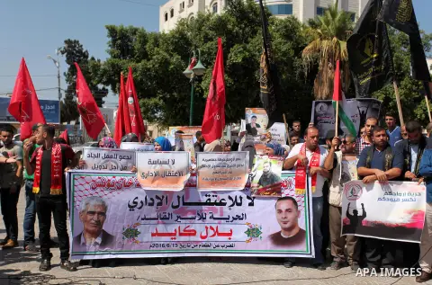 Palestinians take part in a protest demanding release the prisoners in Israeli jails, in Gaza city on August 18, 2016. Photo by Ashraf Amra