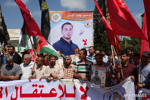 Palestinians take part in a protest demanding release the prisoners in Israeli jails, in Gaza city on August 18, 2016. Photo by Ashraf Amra