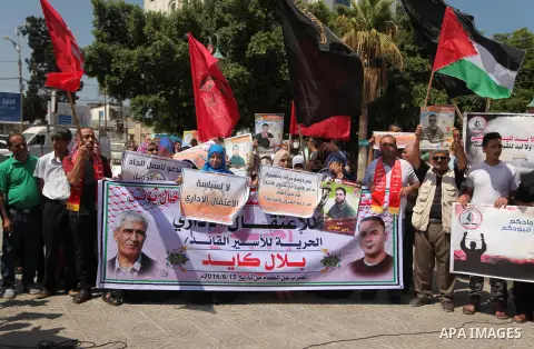 Palestinians take part in a protest demanding release the prisoners in Israeli jails, in Gaza city on August 18, 2016. Photo by Ashraf Amra