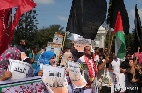 Palestinians take part in a protest demanding release the prisoners in Israeli jails, in Gaza city on August 18, 2016. Photo by Ashraf Amra