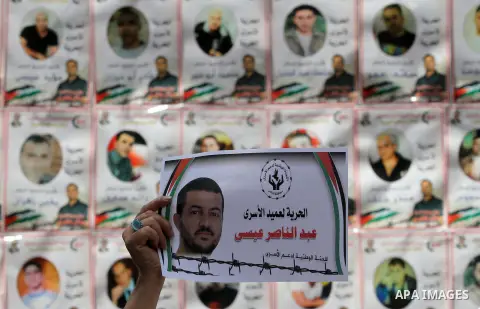 Palestinians take part in a protest demanding release the prisoners in Israeli jails, in the West Bank city of Nablus on August 18, 2016. Photo by Nedal Eshtayah