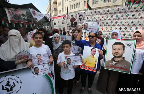 Palestinians take part in a protest demanding release the prisoners in Israeli jails, in the West Bank city of Nablus on August 18, 2016. Photo by Nedal Eshtayah