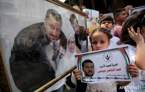 Palestinians take part in a protest demanding release the prisoners in Israeli jails, in the West Bank city of Nablus on August 18, 2016. Photo by Nedal Eshtayah