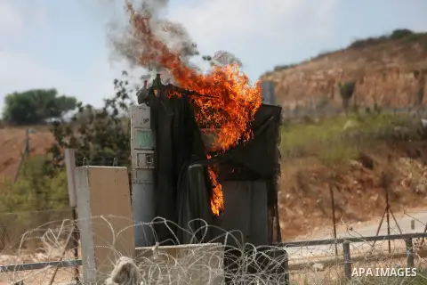 Palestinian protesters clash with Israeli troops following a protest in solidarity with Palestinian prisoners held in Israeli jails, near Israel's Ofer Prison near the West Bank city of Ramallah, August 18, 2016. Photo b...