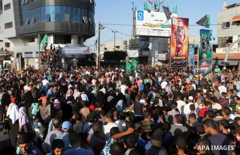 Palestinians gather during an anti-Israel military parade staged by members of al-Qassam Brigades, the armed wing of the Hamas movement, in Rafah in the southern Gaza Strip August 21, 2016. Photo by Abed Rahim Khatib