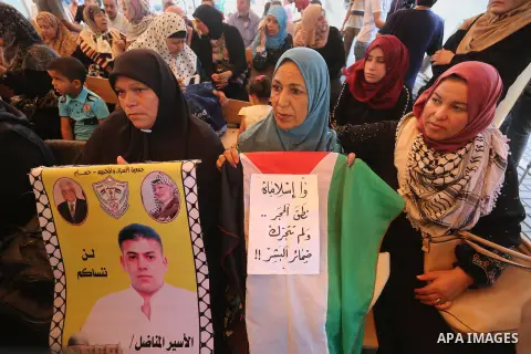 Palestinians take part in a protest demanding release the prisoners in Israeli jails, in front of Red cross office in Gaza city, on August 22, 2016. Photo by Mohammed Asad
