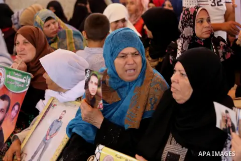 Palestinians take part in a protest demanding release the prisoners in Israeli jails, in front of Red cross office in Gaza city, on August 22, 2016. Photo by Mohammed Asad