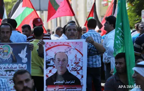 Palestinians take part in a protest demanding release the prisoners in Israeli jails, in front of Red cross office in Gaza city, on August 22, 2016. Photo by Mohammed Asad