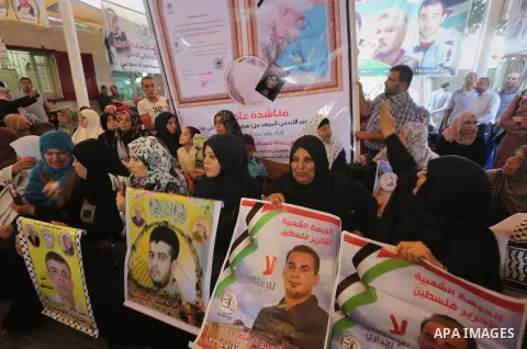 Palestinians take part in a protest demanding release the prisoners in Israeli jails, in front of Red cross office in Gaza city, on August 22, 2016. Photo by Mohammed Asad
