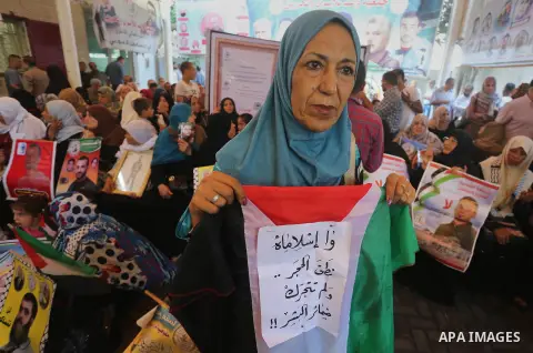 Palestinians take part in a protest demanding release the prisoners in Israeli jails, in front of Red cross office in Gaza city, on August 22, 2016. Photo by Mohammed Asad