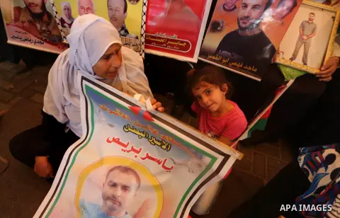 Palestinians take part in a protest demanding release the prisoners in Israeli jails, in front of Red cross office in Gaza city, on August 22, 2016. Photo by Mohammed Asad