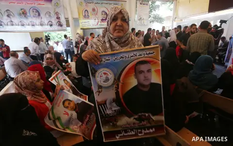 Palestinians take part in a protest demanding release the prisoners in Israeli jails, in front of Red cross office in Gaza city, on August 22, 2016. Photo by Mohammed Asad