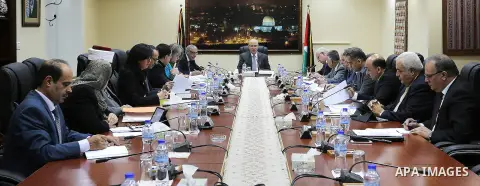 Palestinian Prime Minister Rami hamadallah heads the Palestinian cabinet meeting in the West Bank city of Ramallah on Aug. 23,2016. Photo by Prime Minister Office