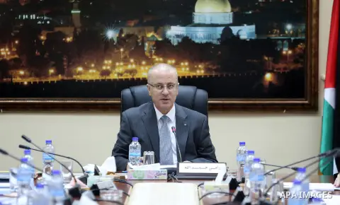 Palestinian Prime Minister Rami hamadallah heads the Palestinian cabinet meeting in the West Bank city of Ramallah on Aug. 23,2016. Photo by Prime Minister Office