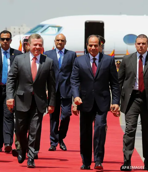 Egyptian President Abdel Fattah al-Sisi welcomes Jordan's King Abdullah II upon his arrival at Cairo's international airport on Aug. 24, 2016. Photo by Egyptian President Office