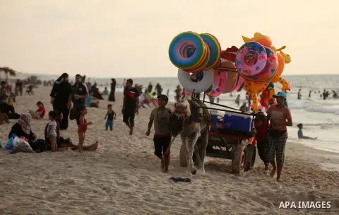 Palestinian children enjoy a day at the beach in Deir Al Balah in the center of Gaza strip at the last Friday of summer holiday, on Aug. 26, 2016. Photo by Ashraf Amra