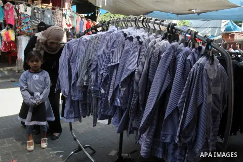 Palestinians shop during preparation for the new school year at a market in Rafah in the southern Gaza strip on August 27, 2016. Photo by Abed Rahim Khatib