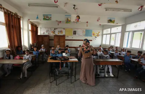 Palestinian schoolchildren attend a lesson in a classroom on the first day of a new school year, at a United Nations-run school in Khan Younis in the southern Gaza Strip August 28, 2016. Photo by Ashraf Amra