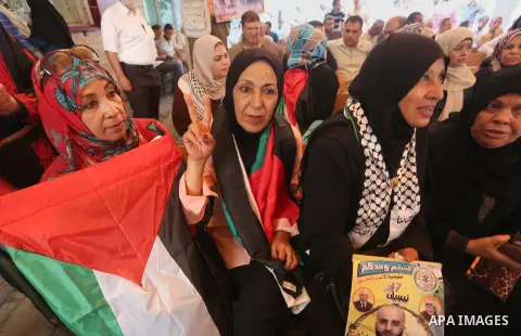 Palestinians take part in a protest demanding release the prisoners in Israeli jails, in front of Red cross office in Gaza city, on August 29, 2016. Photo by Mohammed Asad