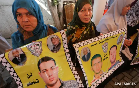 Palestinians take part in a protest demanding release the prisoners in Israeli jails, in front of Red cross office in Gaza city, on August 29, 2016. Photo by Mohammed Asad