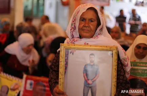 Palestinians take part in a protest demanding release the prisoners in Israeli jails, in front of Red cross office in Gaza city, on August 29, 2016. Photo by Mohammed Asad