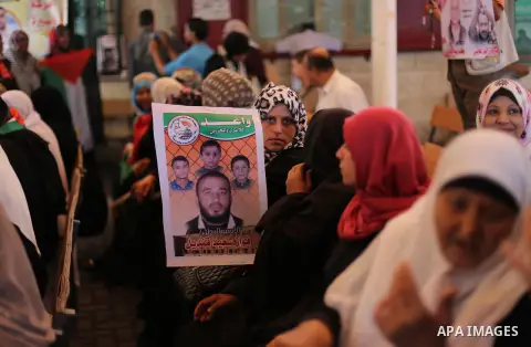 Palestinians take part in a protest demanding release the prisoners in Israeli jails, in front of Red cross office in Gaza city, on August 29, 2016. Photo by Mohammed Asad