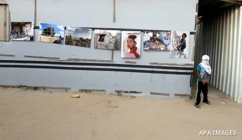 Palestinians attend the photographic exhibition "houses without columns", in Khuza'a, in the east of the town of Khan Younis in southern Gaza Strip, on August 30, 2016. Photo by Abed Rahim Khatib