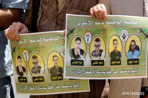 Palestinians take part in a protest demanding for the release of Palestinian prisoners held in Israeli jails, in the West Bank city of Nablus, on September 1, 2016. Photo by Nedal Eshtayah
